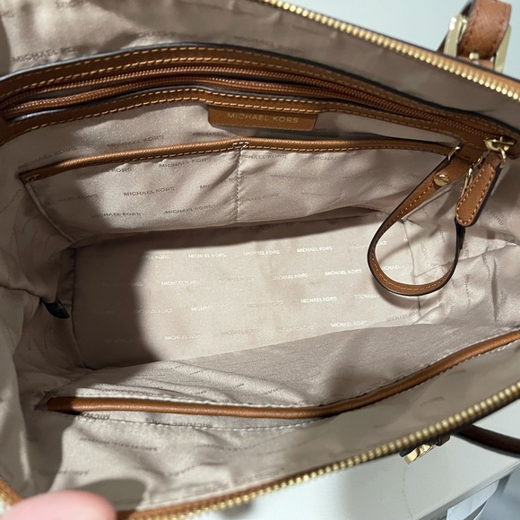 Michael Kors tote - Picture 9 of 9